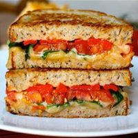 SMOKED GOUDA AND ROASTED RED PEPPER GRILLED CHEESE